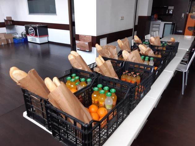 Cajas con los alimentos que cada día envían a una decena de familias necesitadas