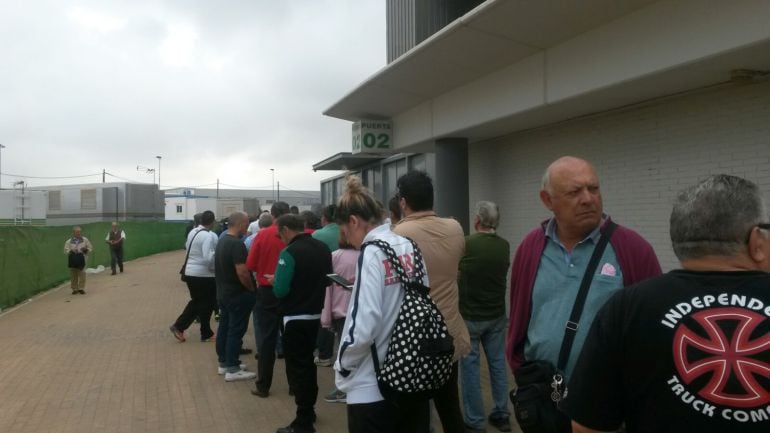 Aficionados del Córdoba rodean el estadio esperando conseguir una entrada