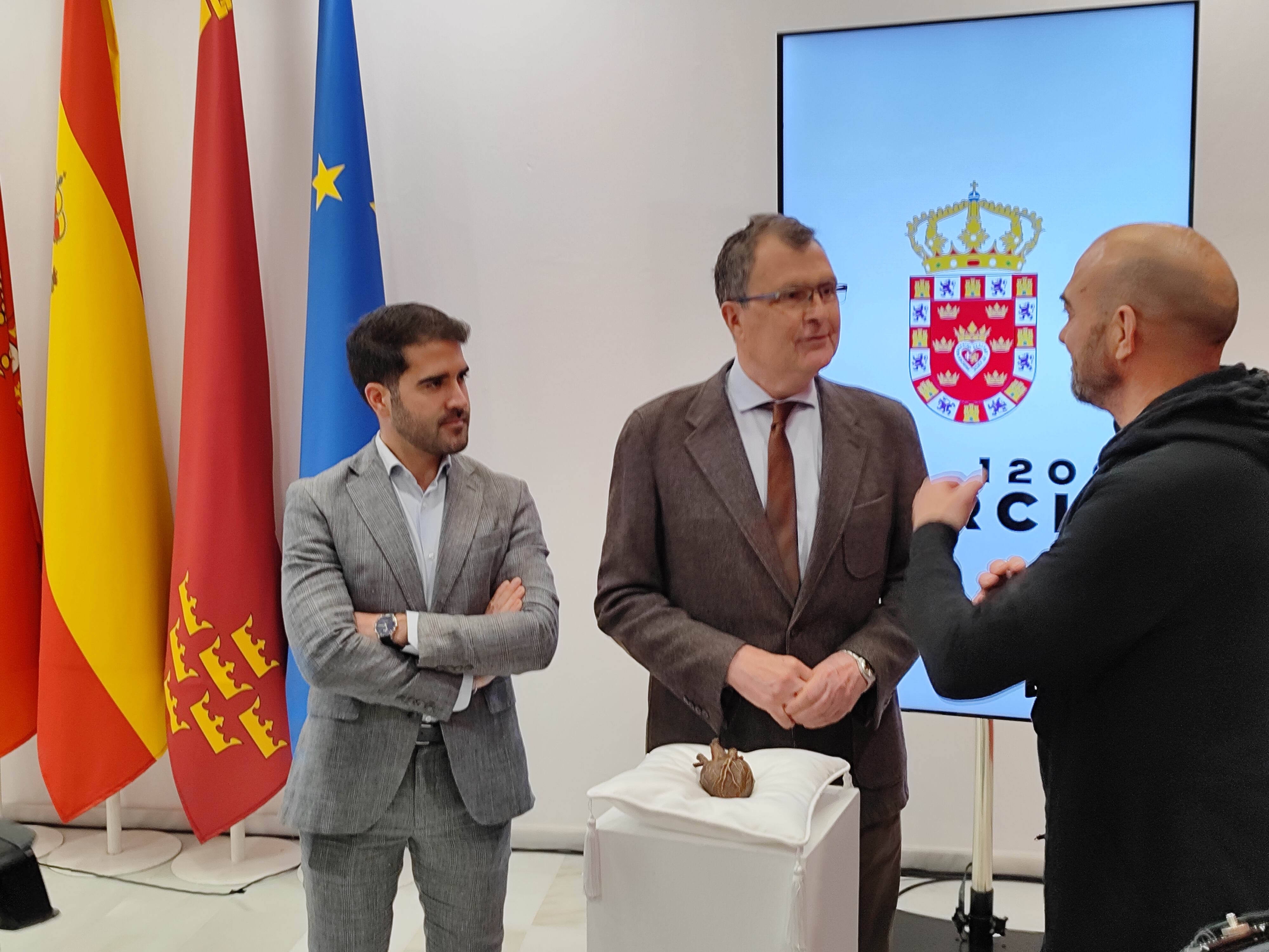 El alcalde de Murcia, Juan José Ballesta y el concejal de Cultura, Diego Avilés, junto al artista yeclano de "Murcia: piel y memoria", Lidó Rico.