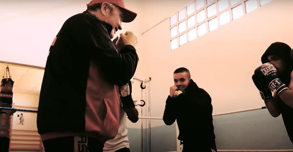 Sánchez (izq) junto a sus alumnos, entre ellos Xinote (enfrente)