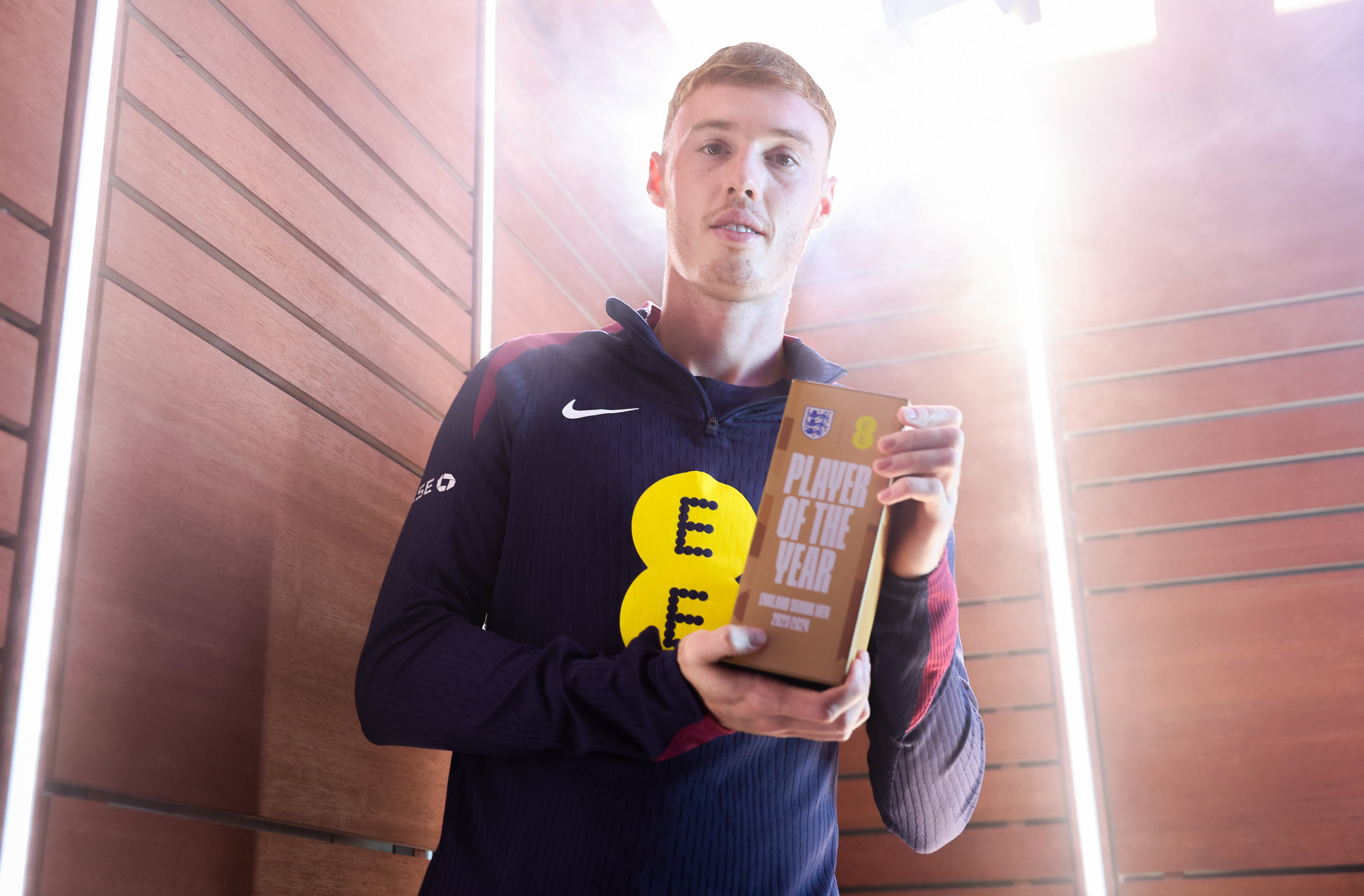 Cole Palmer posa con el premio de mejor jugador de Inglaterra