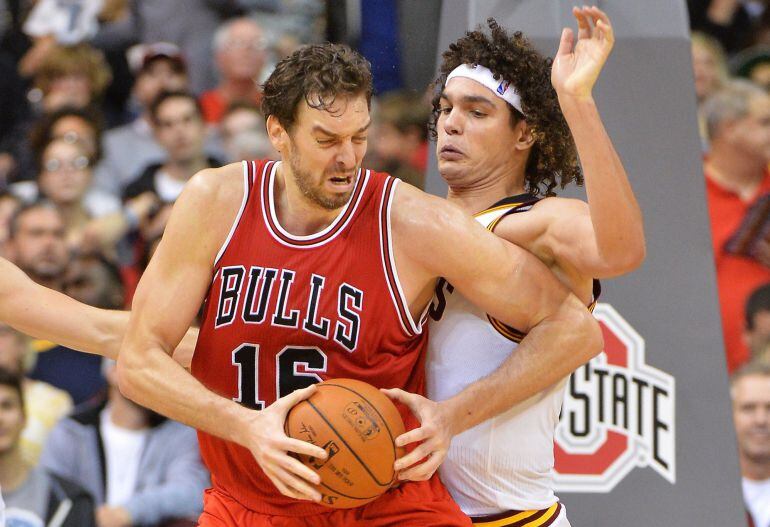 Pau Gasol  defiende la pelota ante Jerome Schottenstein 