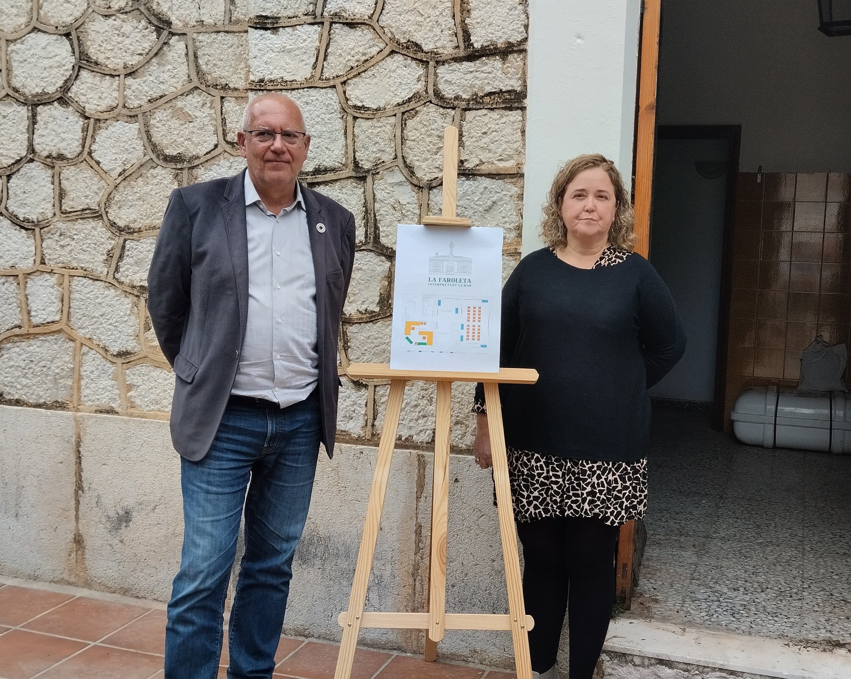 El alcalde de Dénia, Vicent Grimalt y la concejala de Transición Ecológica, Maite Pérez Conejero, en la presentación del proyecto.