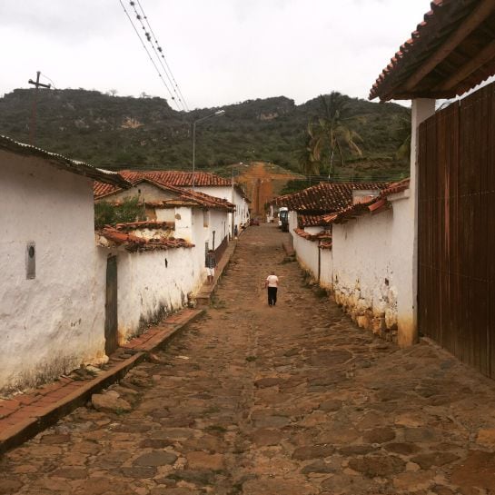 Pequeña calle empedrada de la aldea de Guane