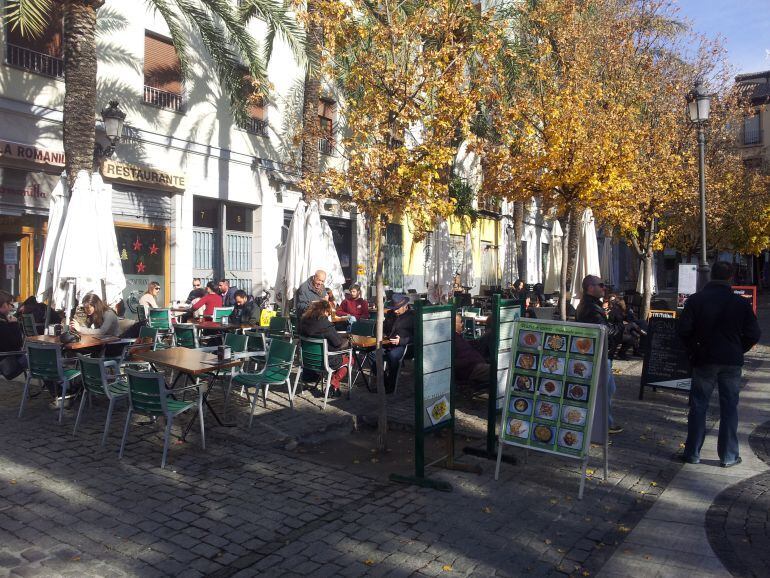 Turistas en la plaza de La Romanilla.