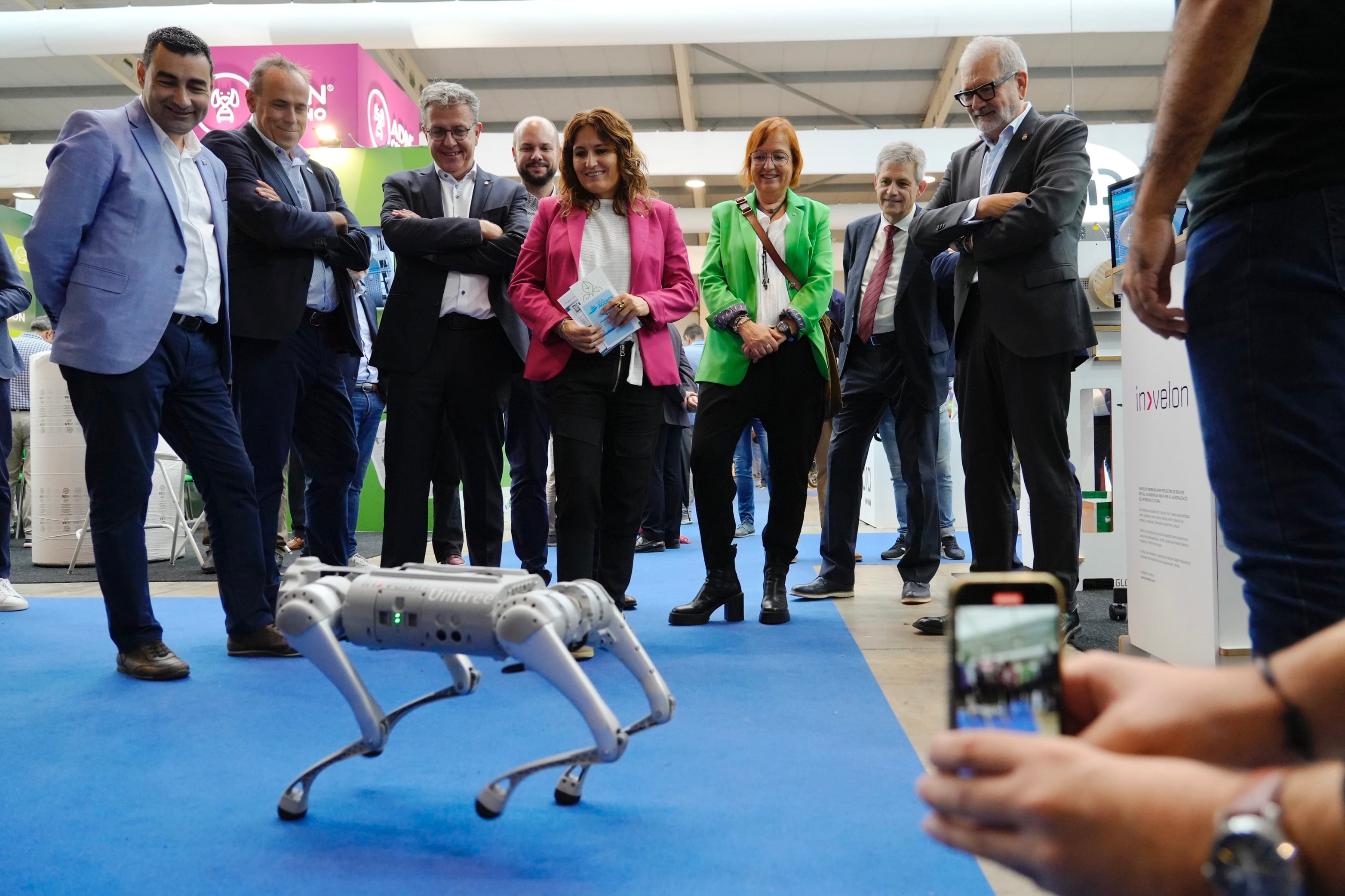 La consellera Laura Vilagrà i la resta d'autoritats durant el recorregut final de cloenda de la Fira Municipalia aquest dijous, 19 d'octubre.