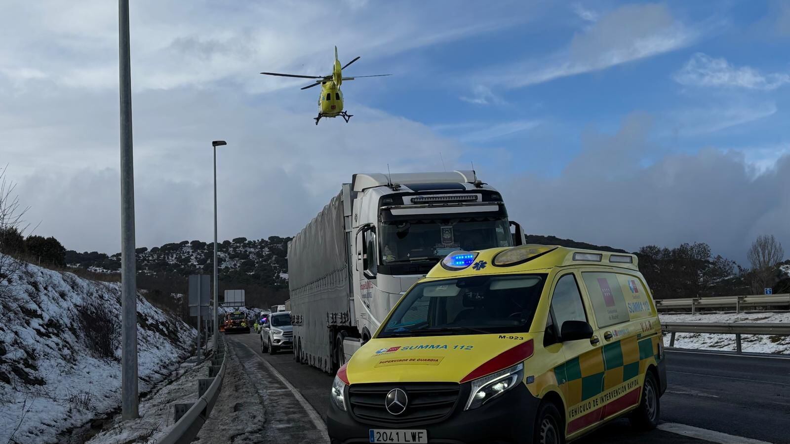 La conductora, de unos 46 años, tuvo que ser excarcelada por los bomberos y fue trasladada en helicóptero al Hospital 12 de Octubre