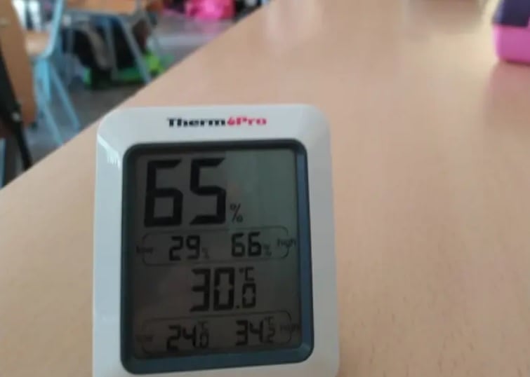 Un termòmetre marca la temperatura a l'interior d'un aula