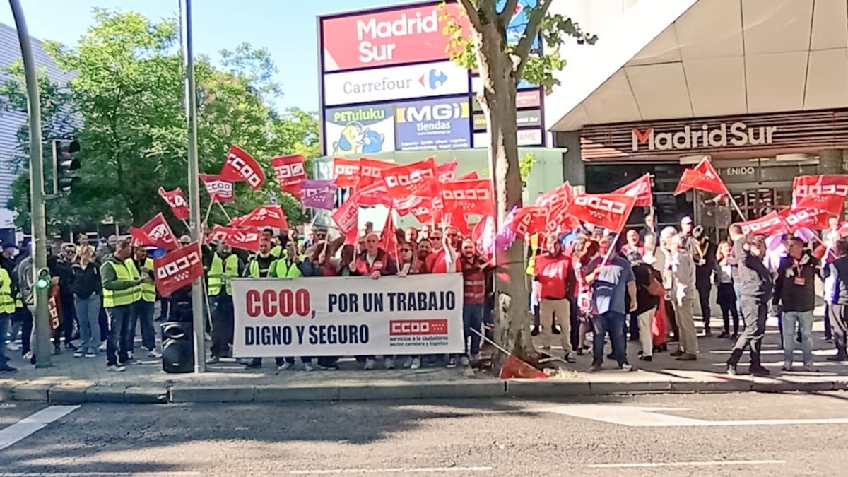 Eduardo Gil, presidente del comité de huelga de la Empresa Martín, repasa la concentración ante la Asamblea de Madrid