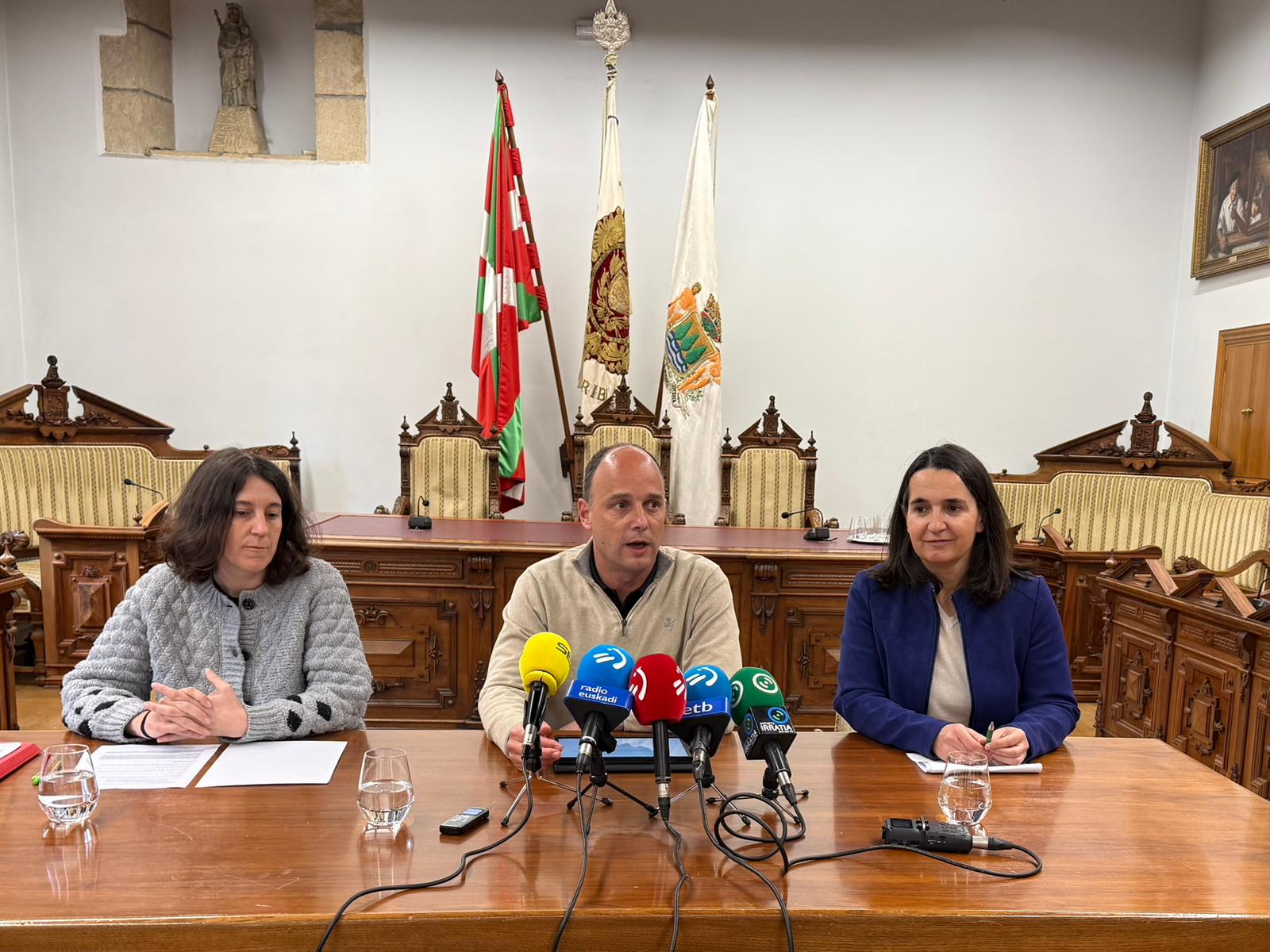 Estitxu Urtizberea (Abotsanitz), Igor Enparan (Alcalde) y Garoa Lekuona (EH Bildu), durante la rueda de prensa del II Plan de Igualdad de Hondarribia