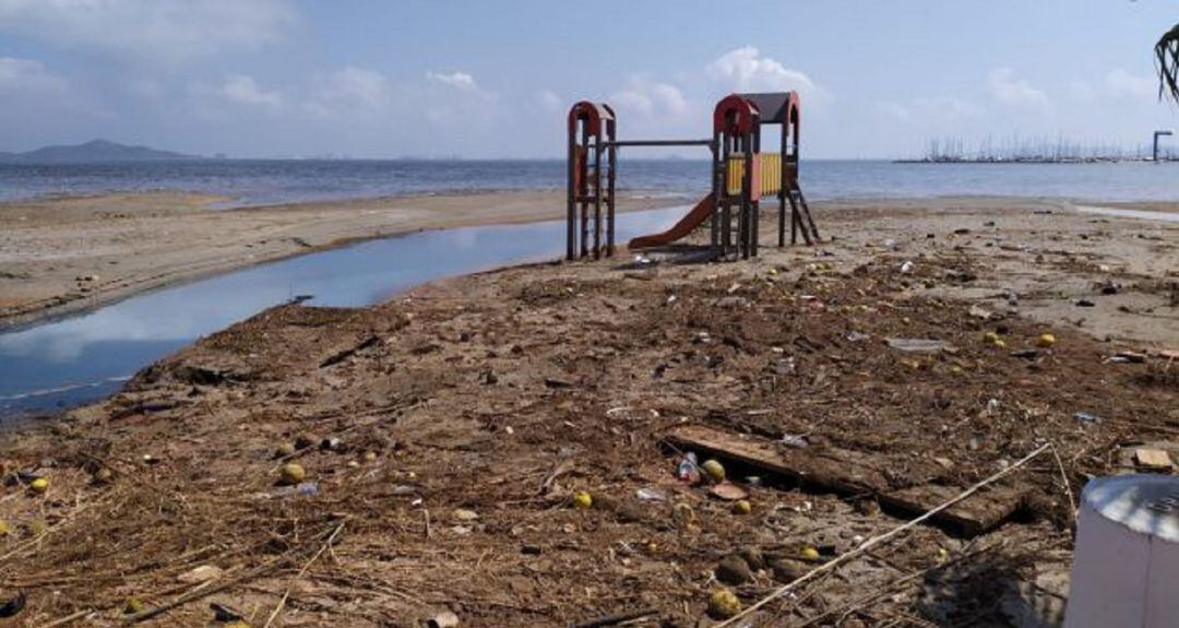 Imagen de la playa de Los Urrutias tras el paso de la DANA en septiembre de 2.019.