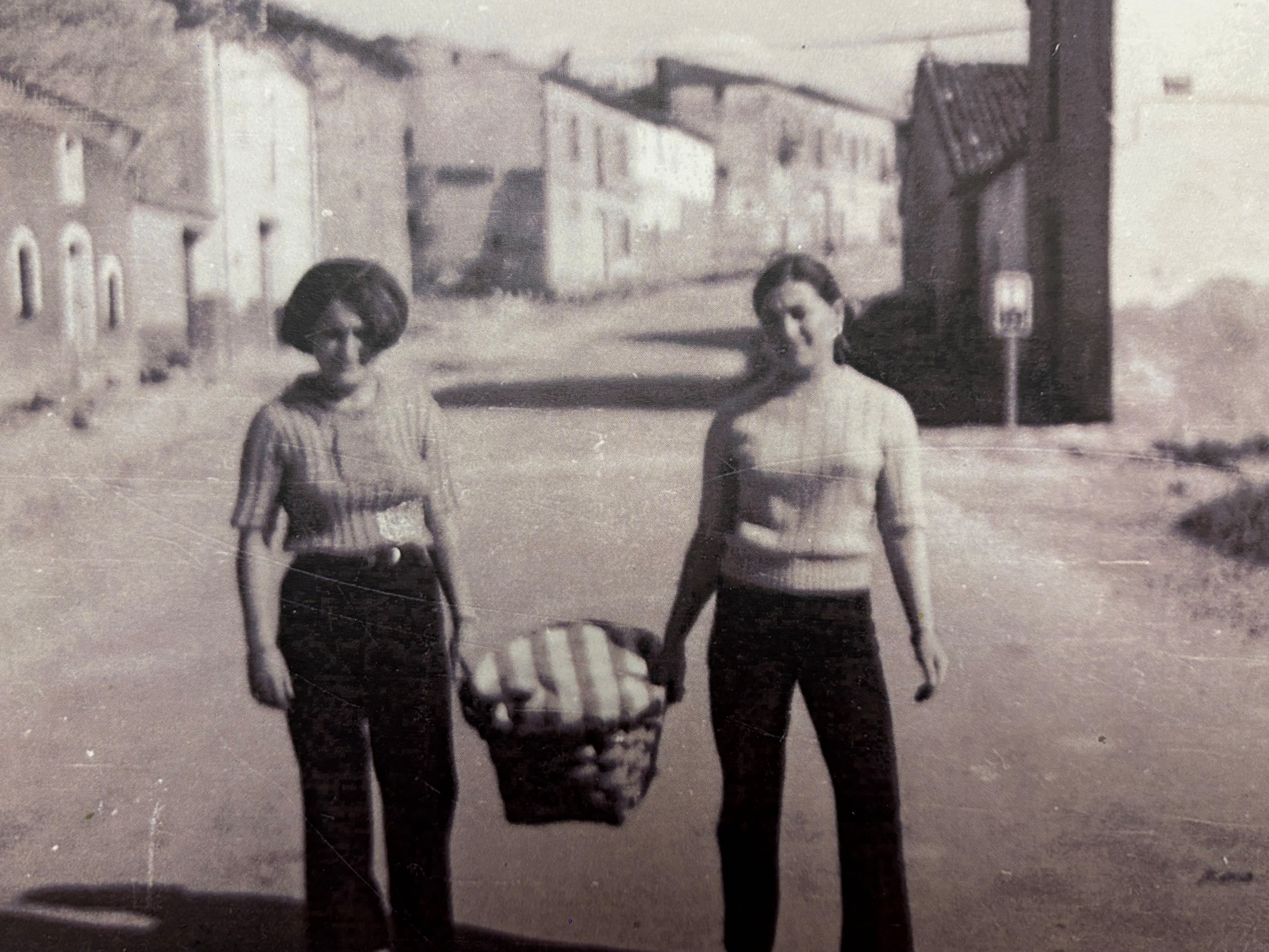 Dominica junto a su hermana, vendiendo ciruelas en los pueblos