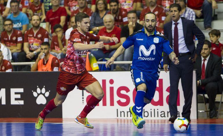 Ricardinho controla la pelota en el último partido ante ElPozo