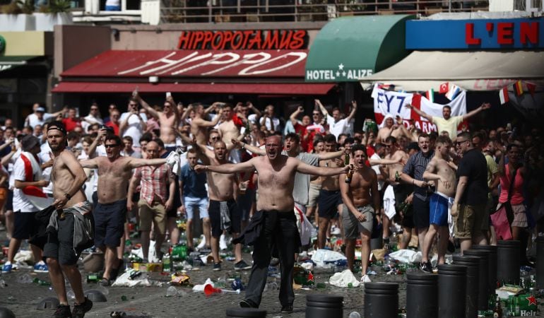 Un grupo de hooligans durante los incidentes de Marsella durante la Eurocopa.