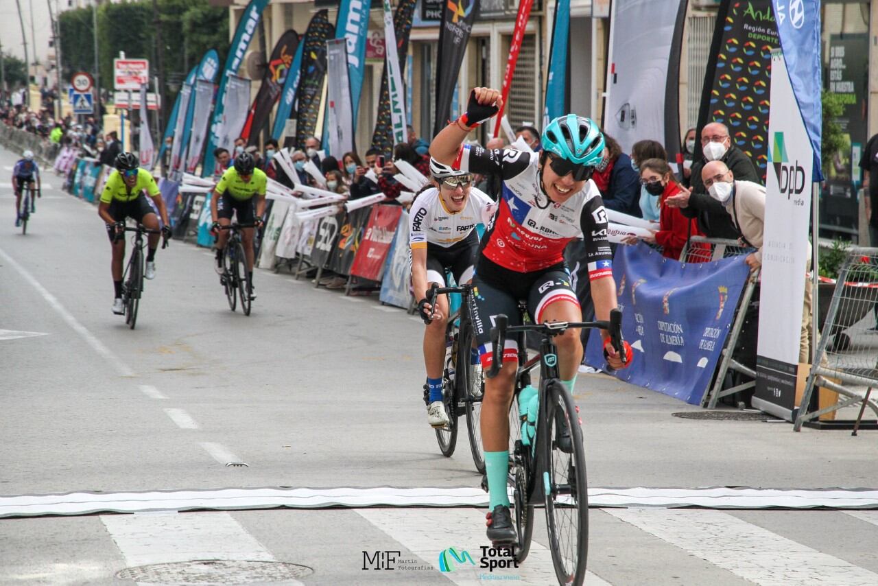 La ganadora de la pasada edición cruza la meta.