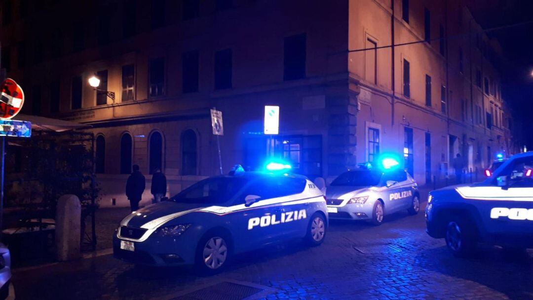 Oficiales de policía y personal médico acuden al lugar de una pelea en el centro de Roma, Italia.