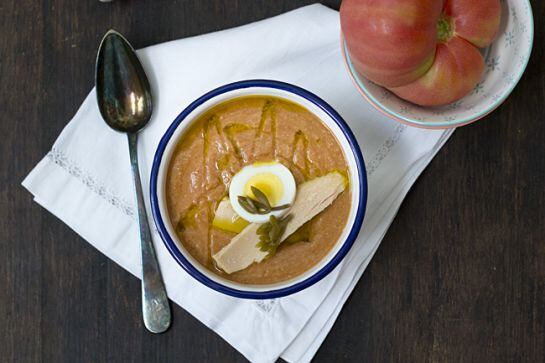 Salmorejo de melón con bonito del norte.