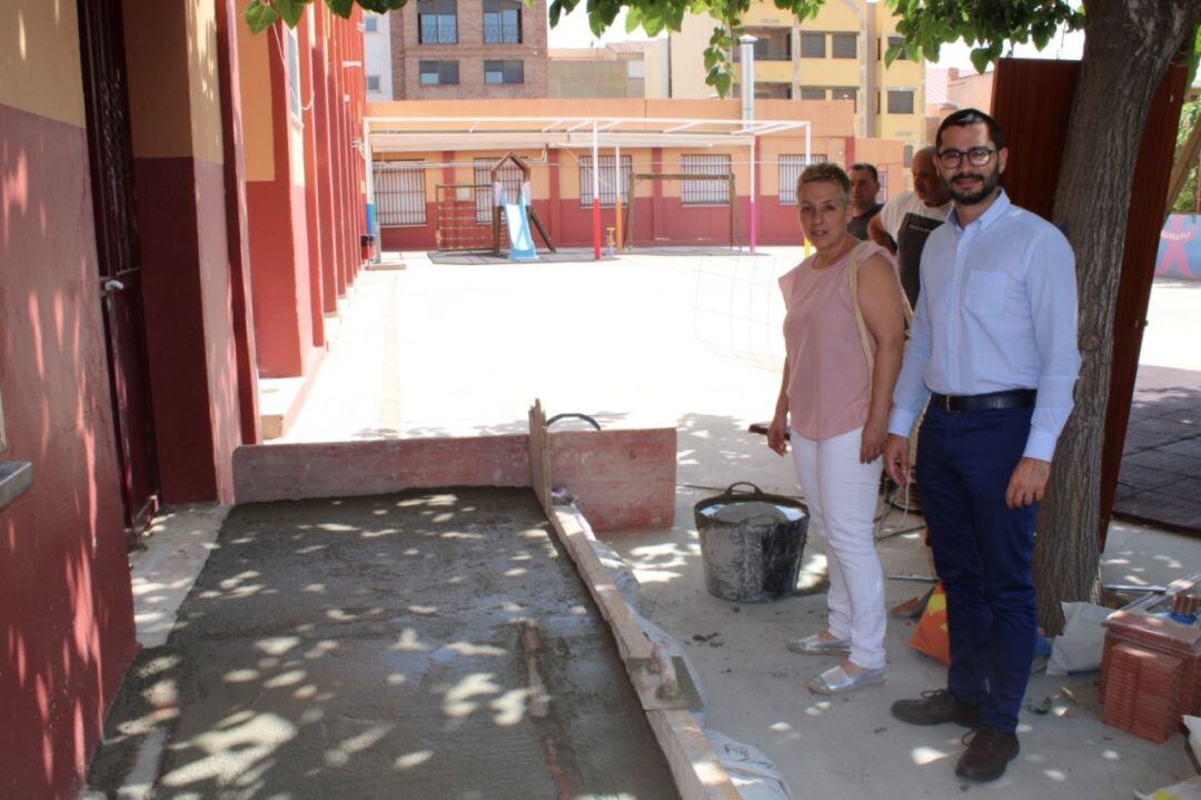 El alcalde de l&#039;Alcora, Samuel Falomir, y la concejala de Educación, Vanessa Périz, en su visita al centro. 