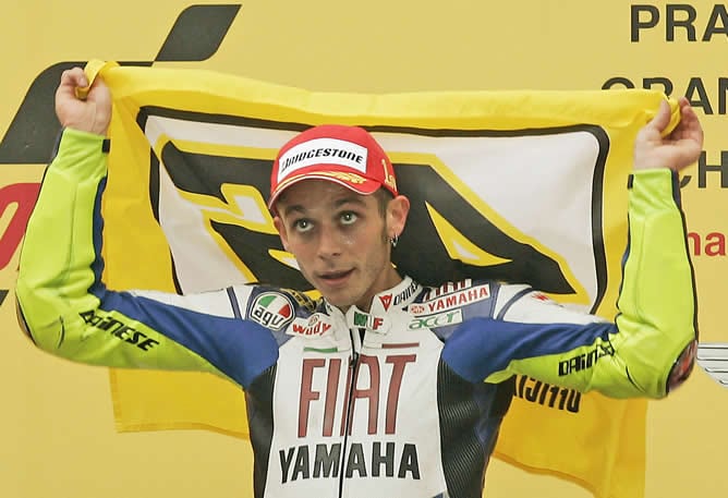 Valentino Rossi celebra su victoria momentos después de vencer en el GP de China