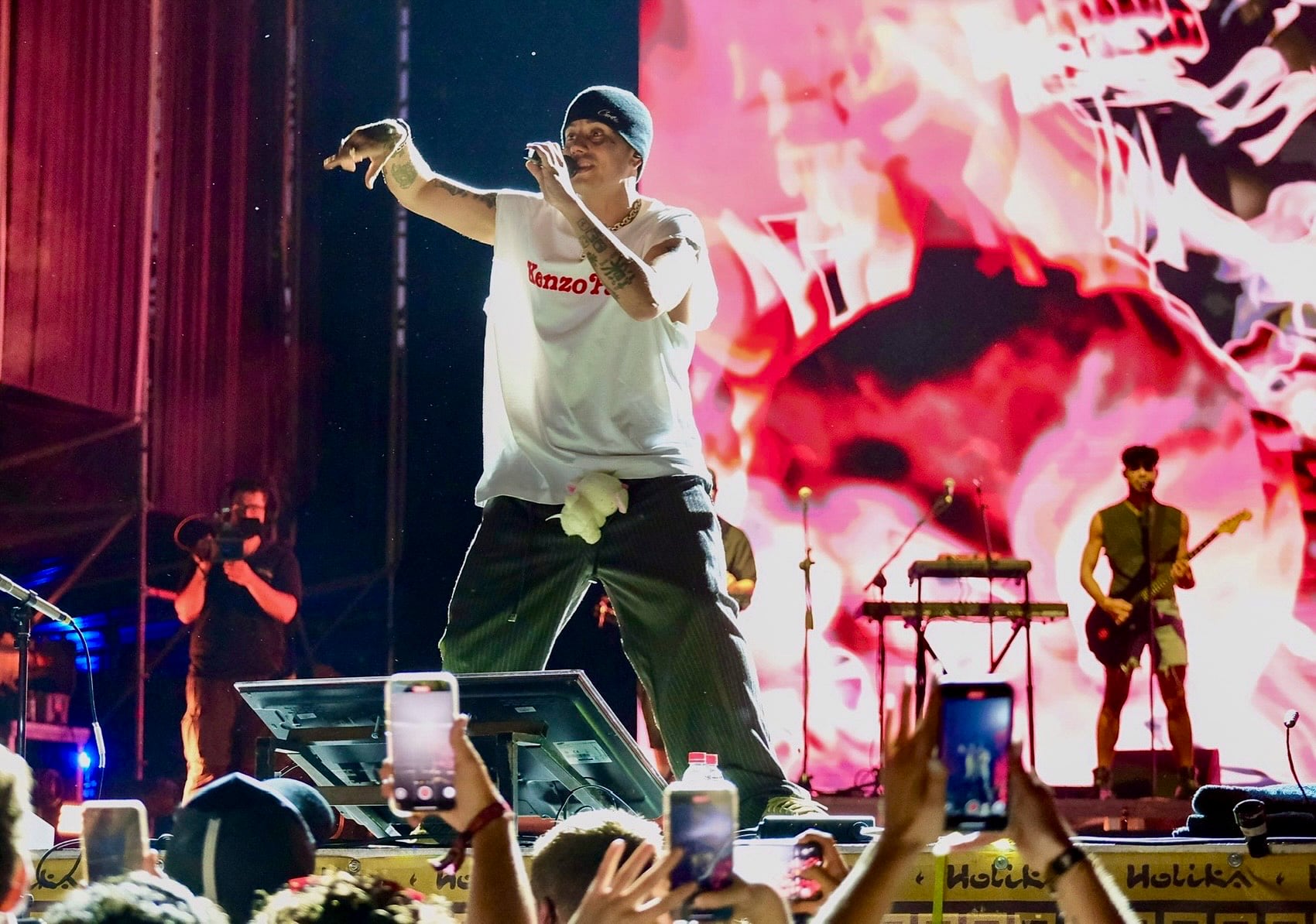 CALAHORRA (LA RIOJA) 27/06/2025.- El artista argentino Duki, una de las voces más influyentes del trap y el rap en español, durante su actuación este viernes en el festival Holika, que en su séptima edición reúne a unos 80 artistas del reguetón, trap y electrónica, este viernes en Calahorra. EFE/Raquel Manzanares