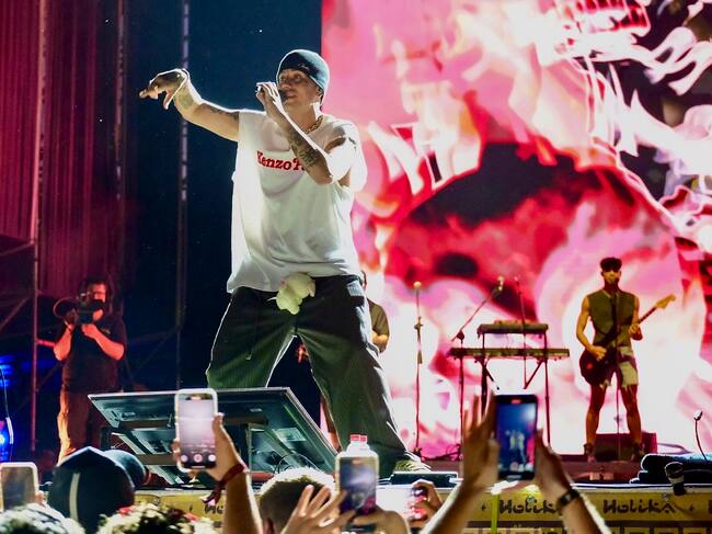 CALAHORRA (LA RIOJA) 27/06/2025.- El artista argentino Duki, una de las voces más influyentes del trap y el rap en español, durante su actuación este viernes en el festival Holika, que en su séptima edición reúne a unos 80 artistas del reguetón, trap y electrónica, este viernes en Calahorra. EFE/Raquel Manzanares