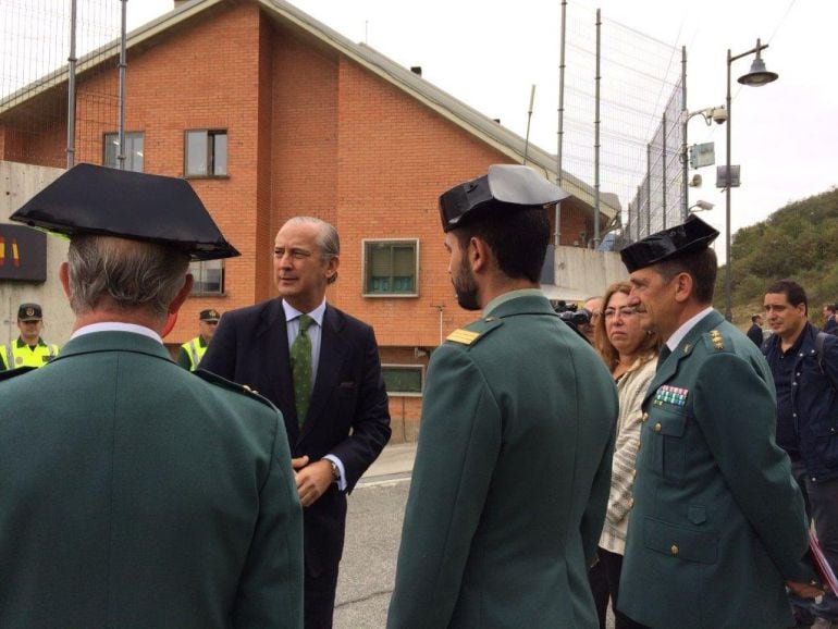 El director general de la Guardia Civil, durante la visita al cuartel de Alsasua