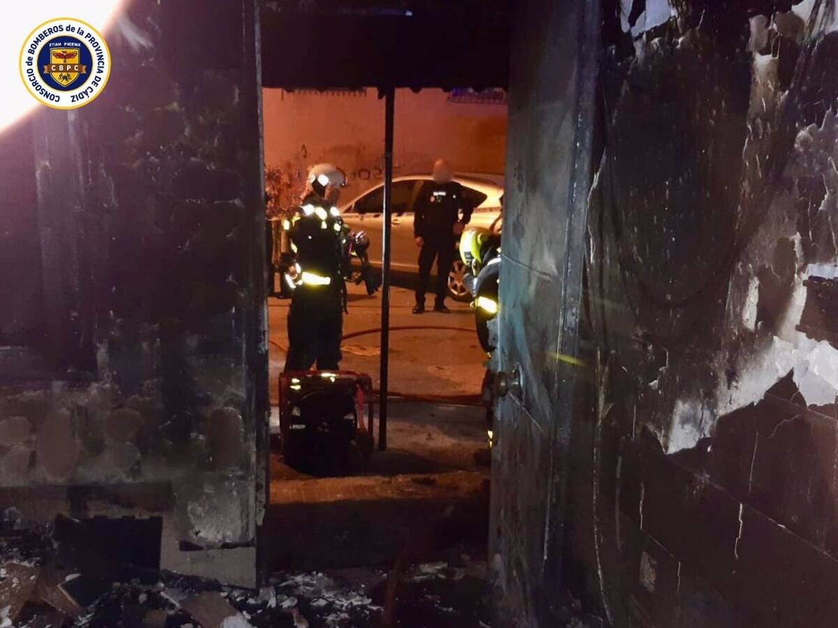 Atendidas cinco personas, entre ellos tres menores, en un incendio en una vivienda de San Juan de Dios