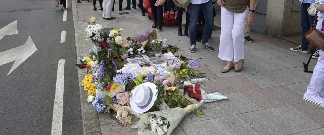 Varias personas observan el altar colocado en la acera donde fue golpeado Samuel, el joven asesinado en A Coruña el pasado sábado 3 de julio, a 6 de julio de 2021, en A Coruña, Galicia