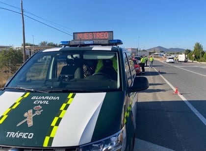 Un vehículo de la Guardia Civil durante un control