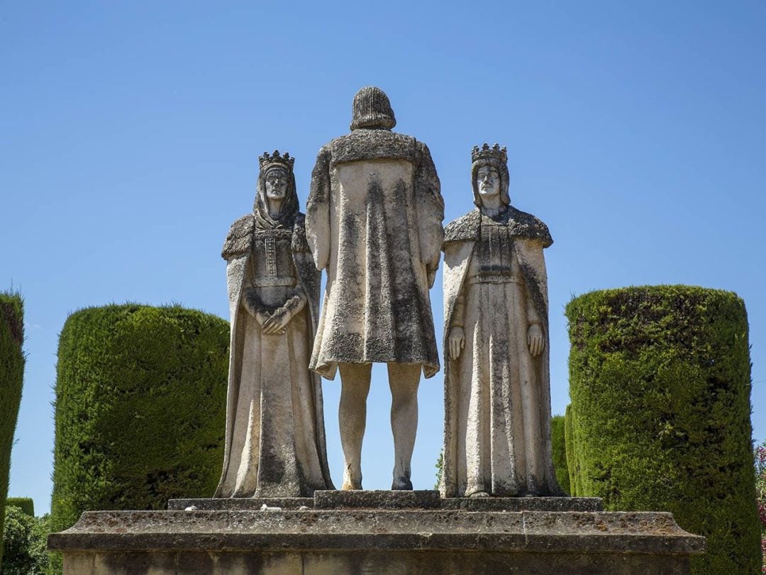 Escultura de los Reyes Católicos y Colón, en el Alcázar de los Reyes Cristianos de Córdoba