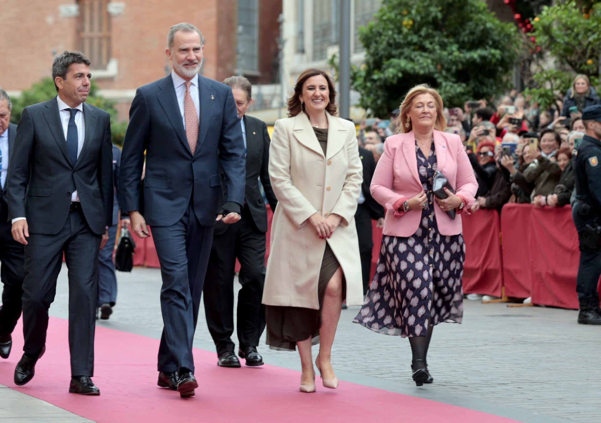 El Rey Felipe VI, a su entrada en los Premios Rey Jaume I y acompañado de Carlos Mazón, president de la Generalitat, María José Catalá, alcaldesa de València y Lidia Sánchez, Secretaria de Estado de Función Pública