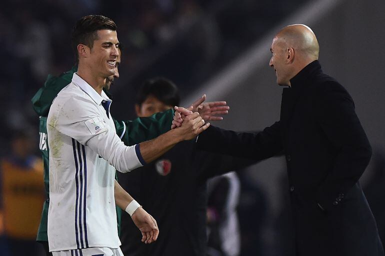 Cristiano y Zidane se chocan las manos