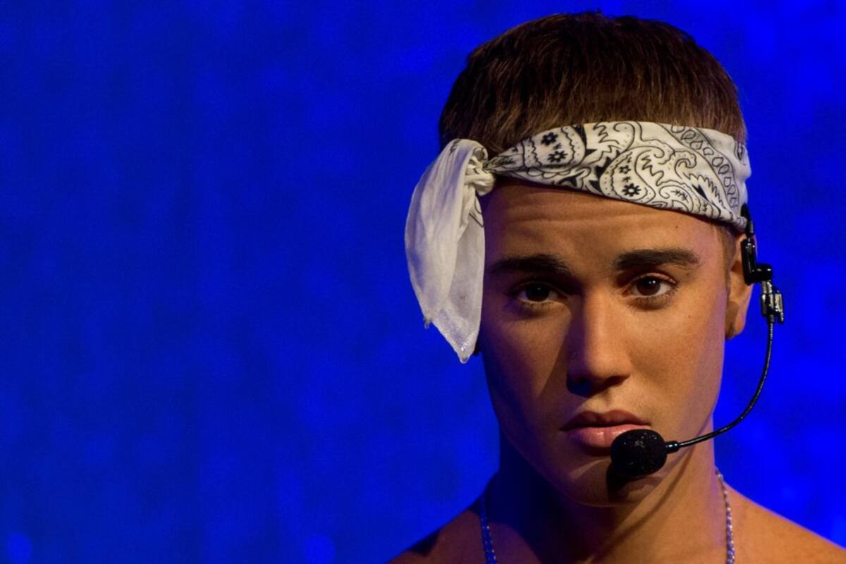 Detalle de la cabeza, con micrófono y un pañuelo anudado a la frente.