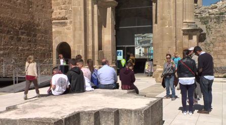 Turistas en las ruinas de la Plaza de Santa María junto a la oficina municipal de turismo