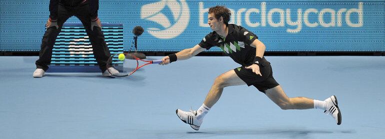 El tenista británico Andy Murray devuelve la bola al sueco Robert Soderling durante las finales de la ATP en el O2 Arena de Londres