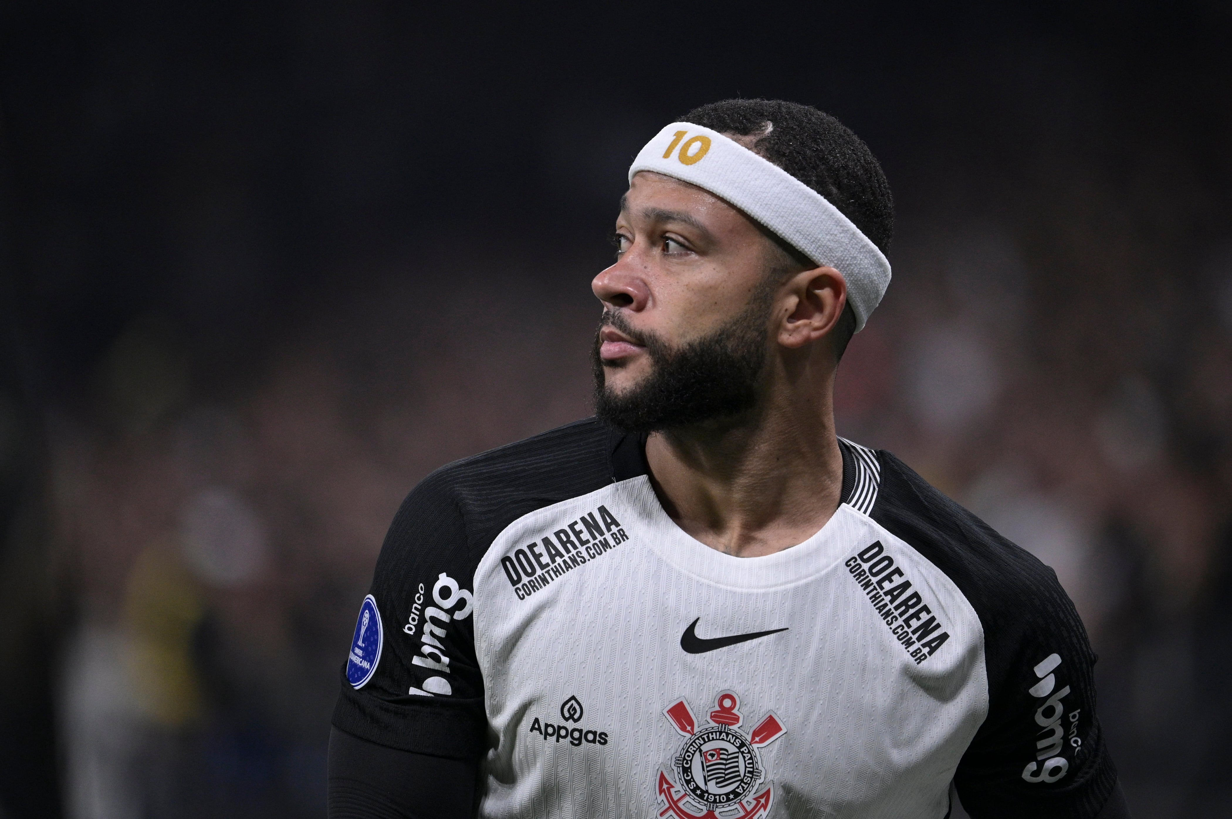 Memphis Depay de Corinthians durante un partido de la Copa CONMEBOL Sudamericana contra América de Cali en el estadio Neo Química Arena.Foto: Rebeca Schumacker/Sports Press Photo/Getty Images.