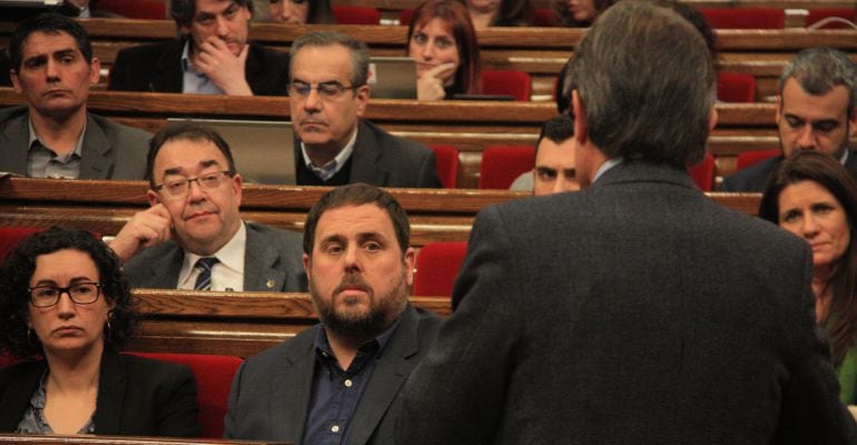 El líder de Esquerra Republicana, Oriol Junqueras, escucha las explicaciones de Artur Mas en la sesión de control del Parlament de Cataluña