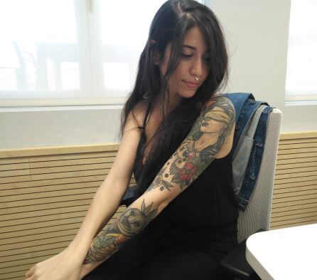 Bely muestra sus múltiples tatuajes