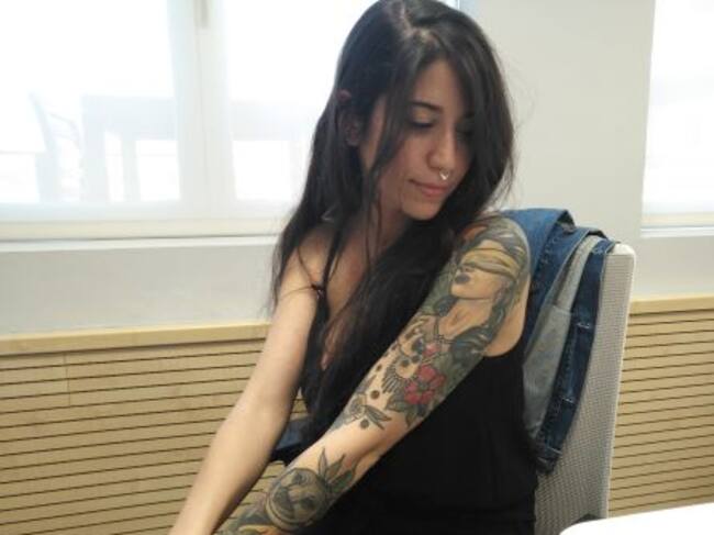 Bely muestra sus múltiples tatuajes