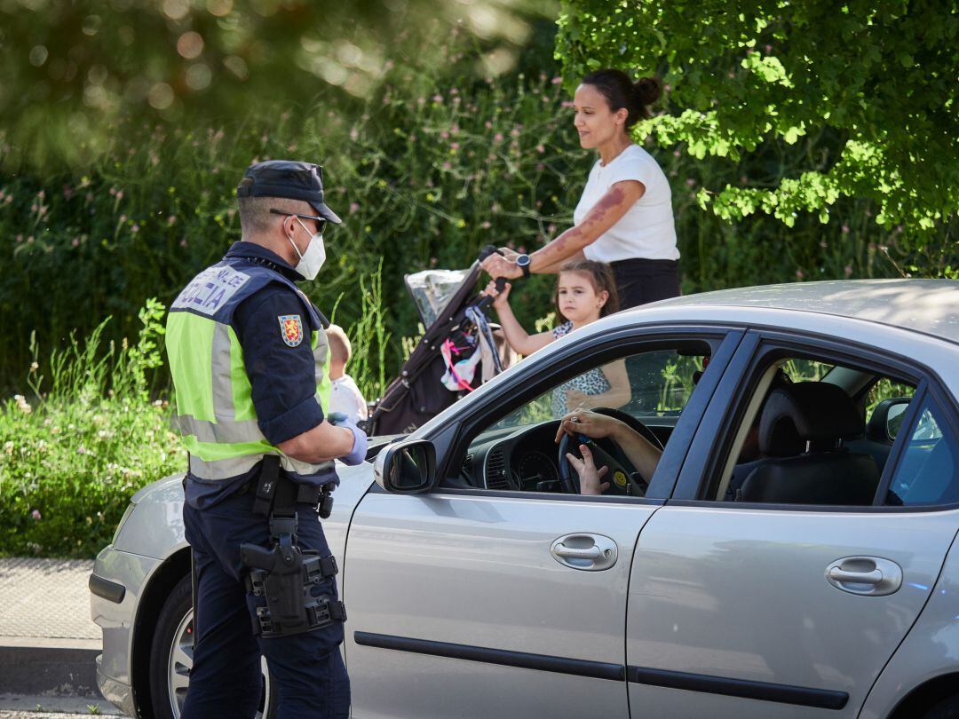 La Policía Nacional verifica los vehículos durante un control de movilidad  