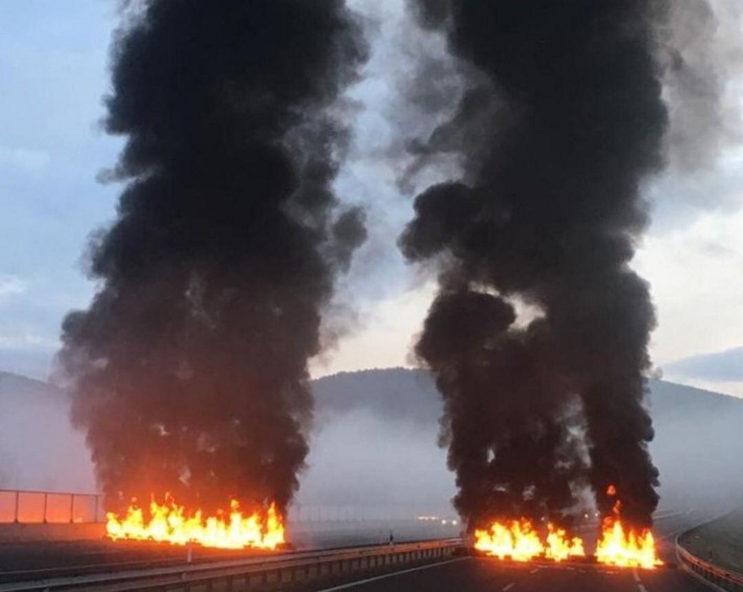 Barricada de fuego en la AP-1