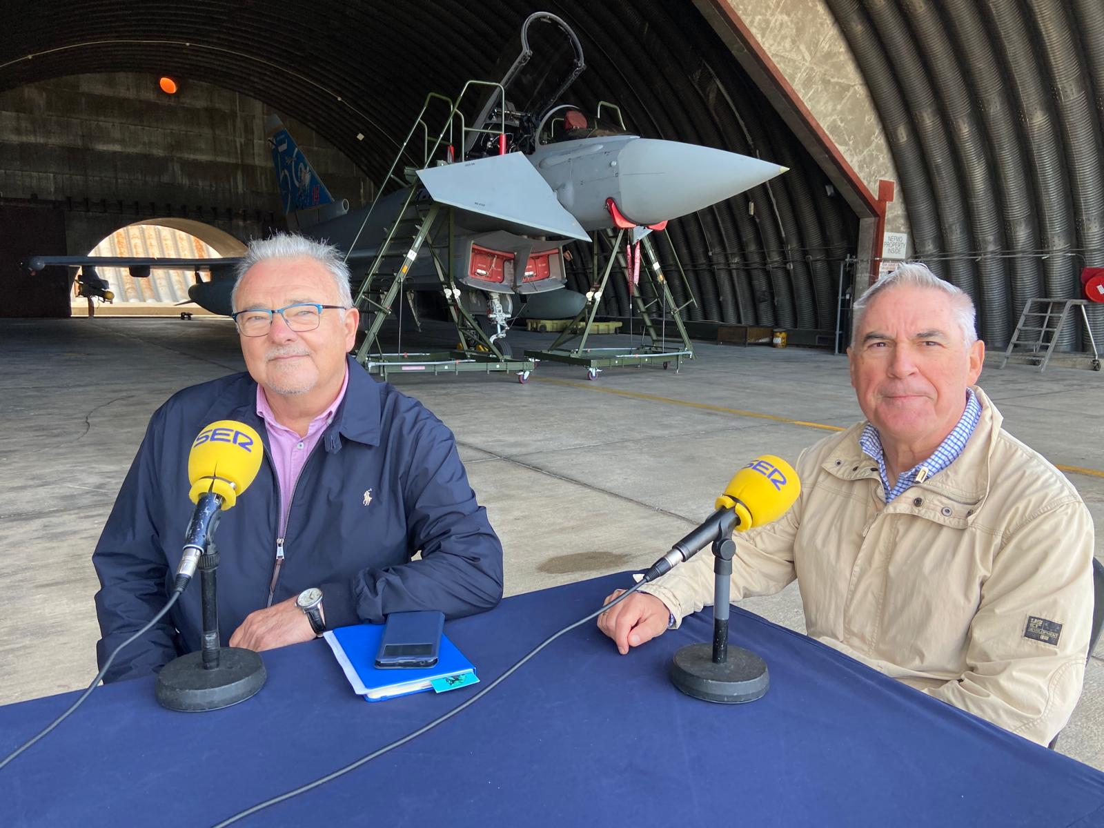Juan Peñalver y Pedro García, autores del libro sobre el 50 aniversario del Ala 14