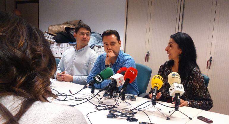 Raúl Salinero, Daniel de la Rosa y Gloria Bañeres, en una rueda de prensa conjunta