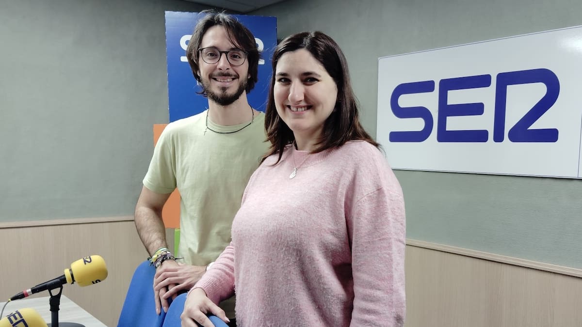 María Botella y César durante la entrevista en El Rinconcillo Cofrade, compartiendo los preparativos de la Semana Santa de Elda.