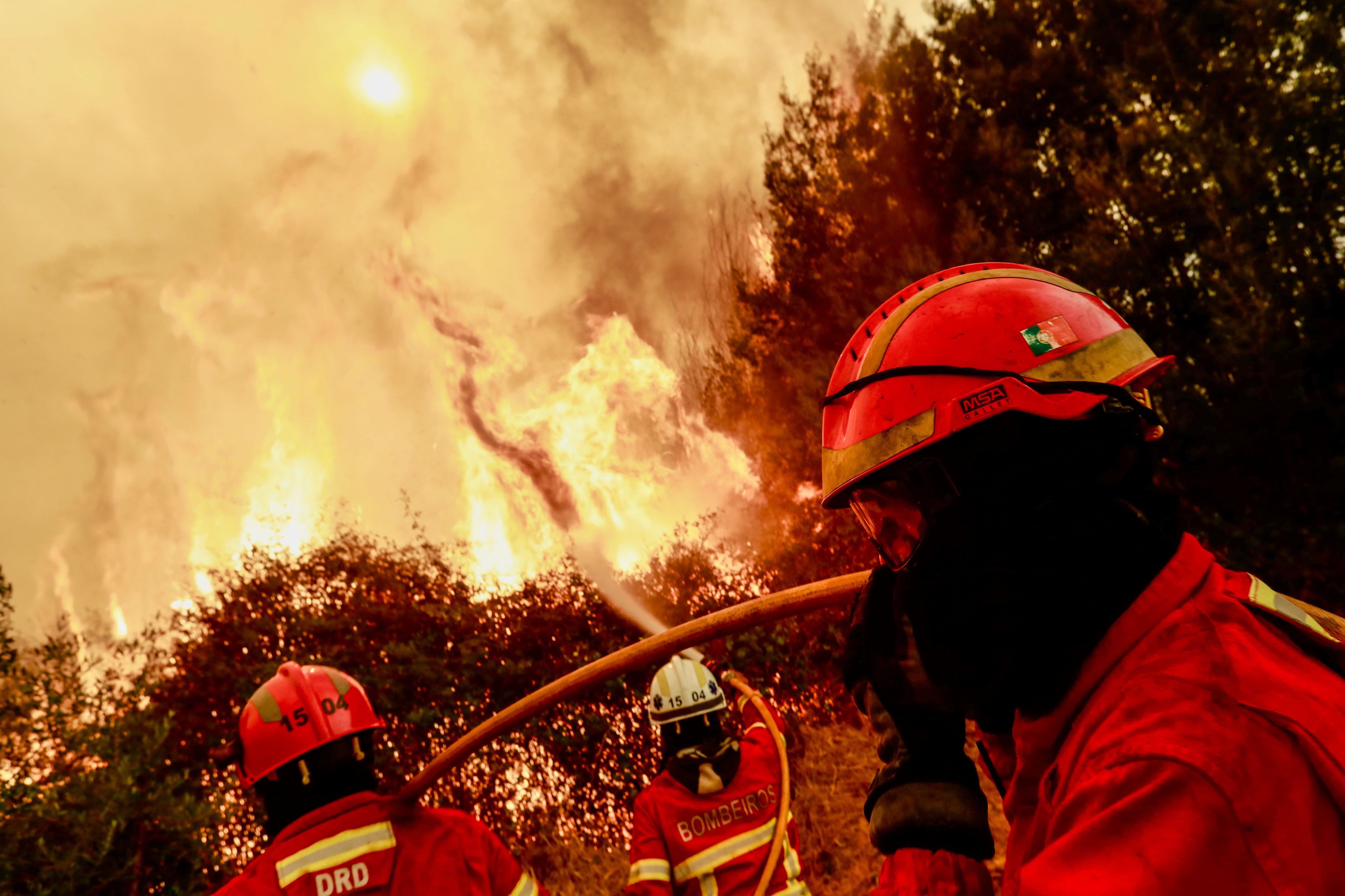 Los bomberos luchan contra las llamas durante un incendio forestal que comenzó hace cinco días cerca de Aldeia de Piodao, en Arganil, y se extiende hasta Silvares, en Fundao, Portugal, el 18 de agosto de 2025.
