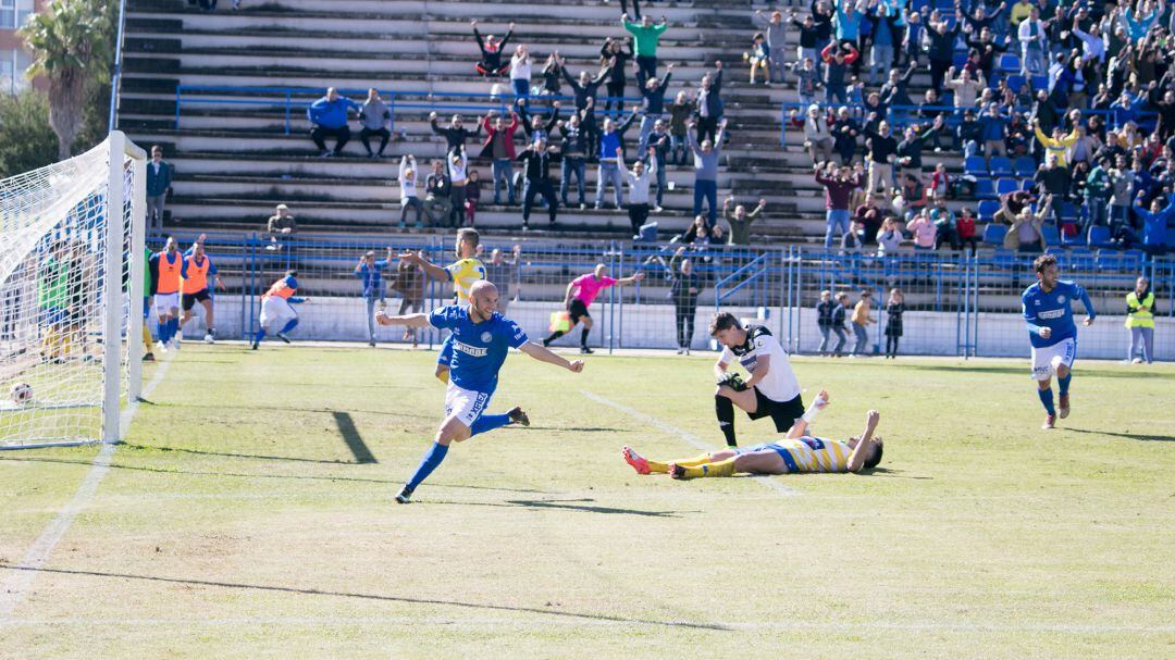 Casares celebrando el gol en el campo de La Juventud ante el Coria