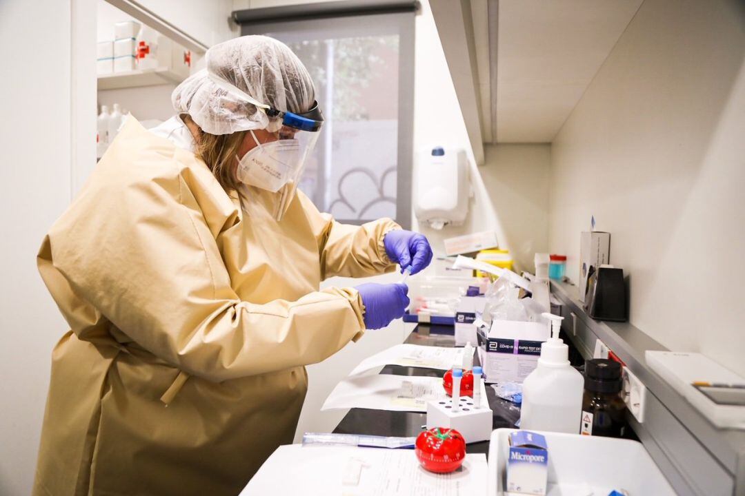 Operaria con pruebas PCR