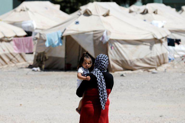 Una mujer y su hija en un campamento de refugiados cerca de Atenas.