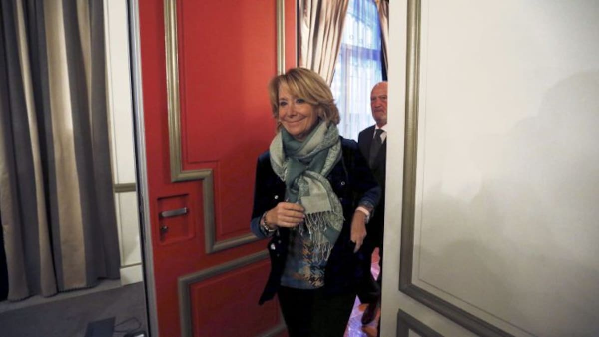 El agente que detuvo a Esperanza Aguirre recula ante la policía