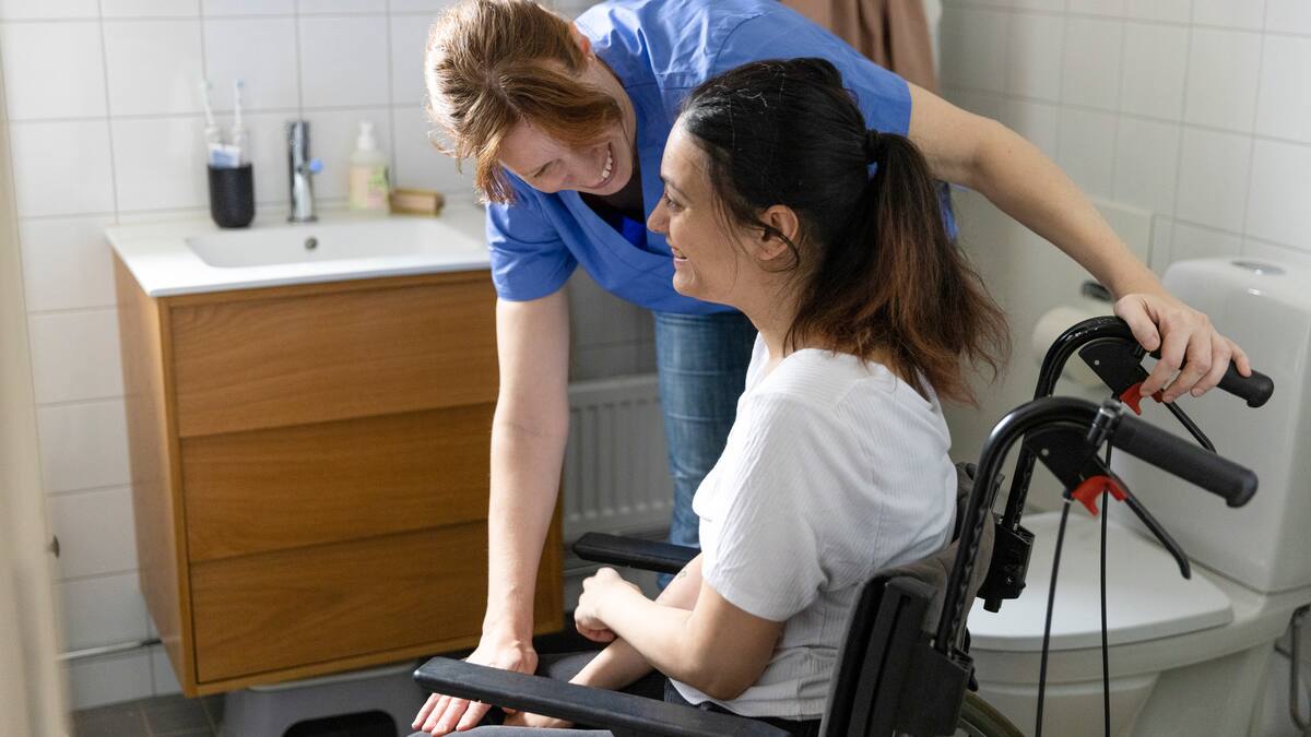 Laura Soler, doctora en Filología, diputada socialista en les Corts y persona con discapacidad, y Diana Gil González, profesora de Salud Pública de la UA, en Hoy por Hoy Alicante, sobre la mesa redonda "Retos Sanitarios y Sociales de Mujeres con Disca